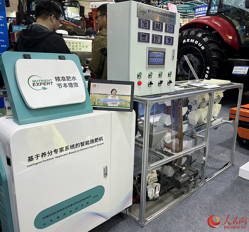 基于养分专家系统的智能施肥机模型亮相2026中国国际农业机械展览会。实习生 墨菲摄